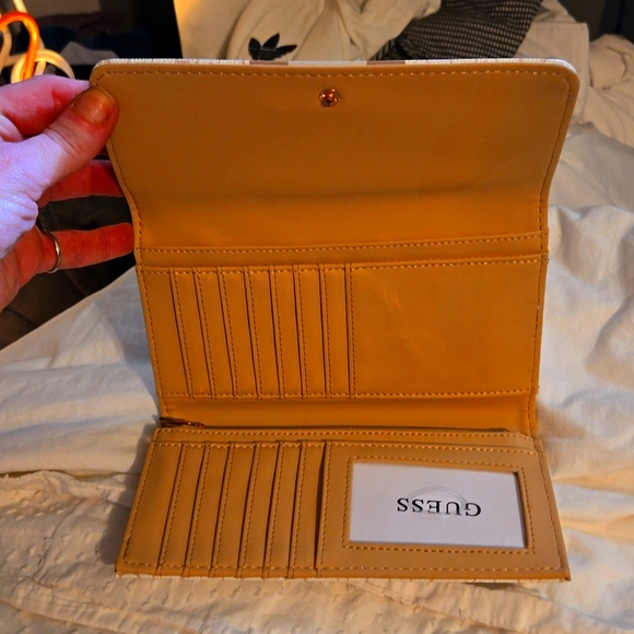 Guess White & Beige Wallet - Picture 3 of 4